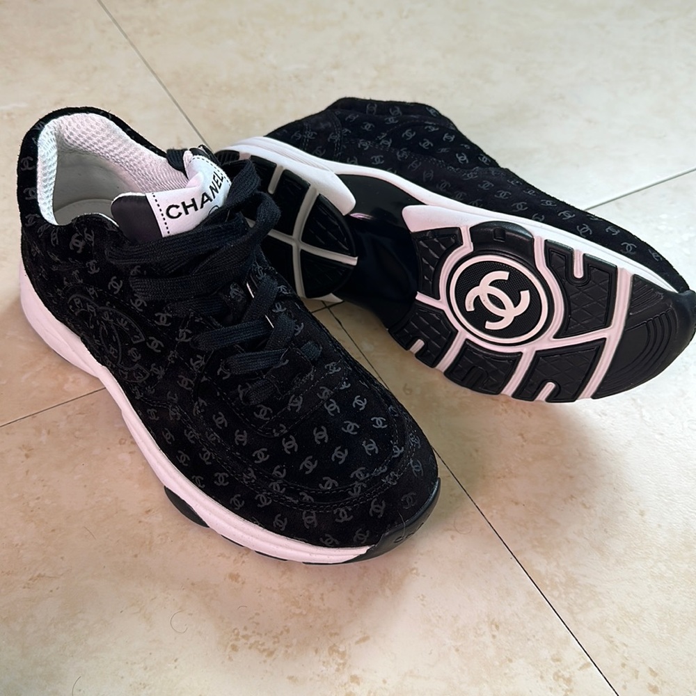 BRAND NEW, NEVER WORN | Chanel Sneakers all black logo. Size 38.